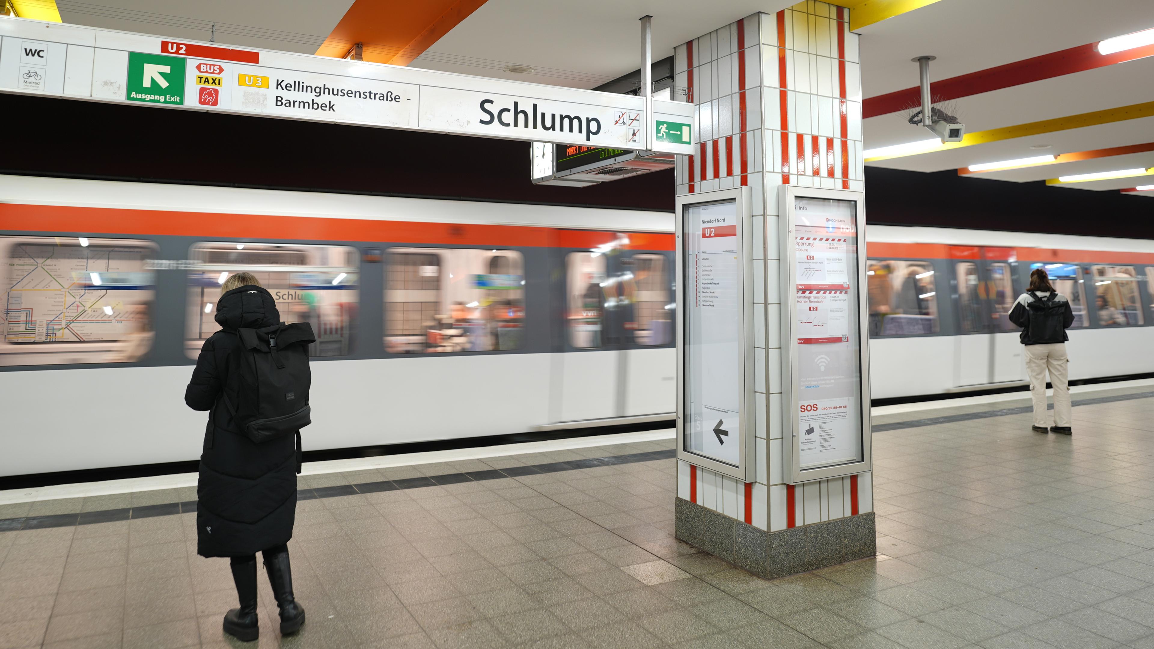 Hamburg: Eine U-Bahn fährt in den Bahnhof Schlump ein.