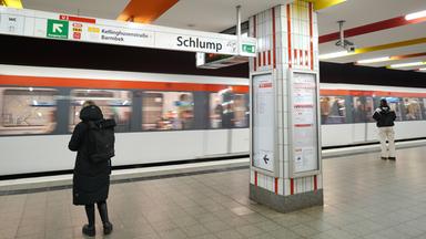 Hamburg: Eine U-Bahn fährt in den Bahnhof Schlump ein.