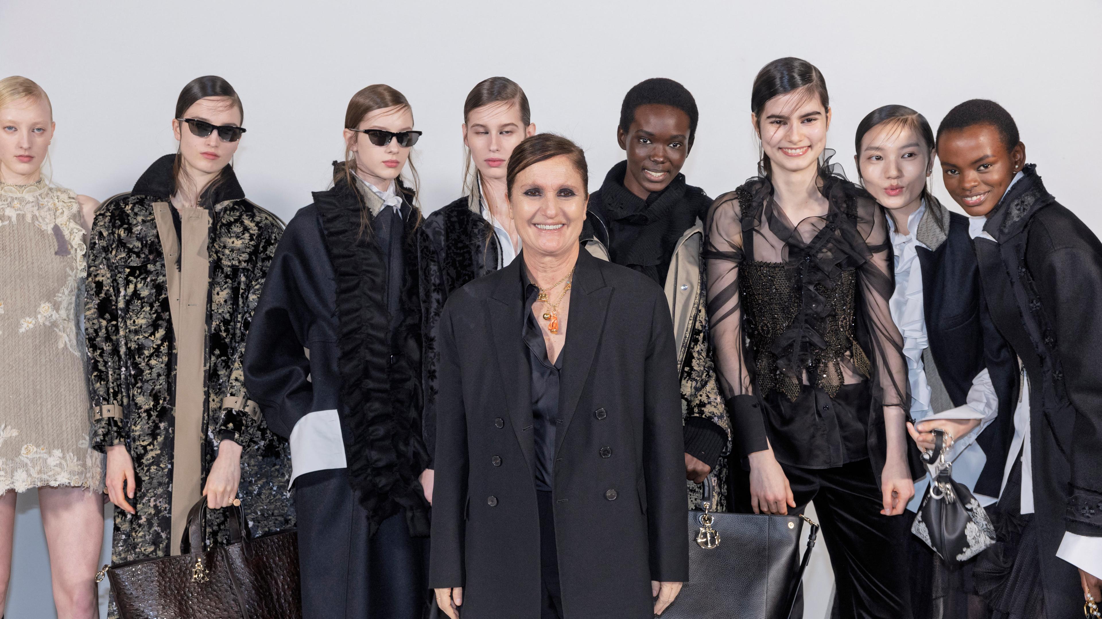 Promis bei Dior-Modenschau in Paris