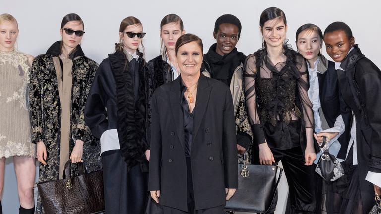 Promis bei Dior-Modenschau in Paris