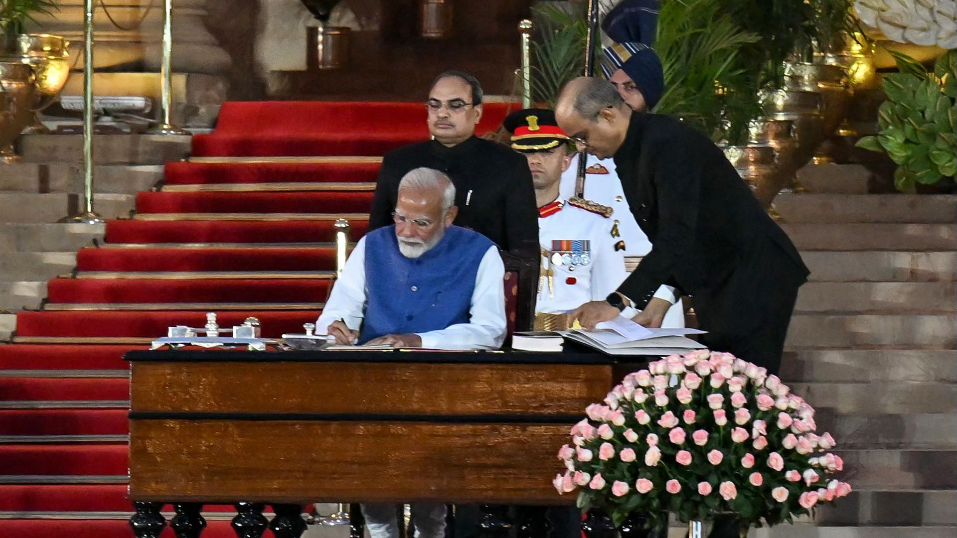 Indiens Premierminister Narendra Modi unterschreibt während einer Vereidigungszeremonie im Präsidentenpalast in Neu-Delhi