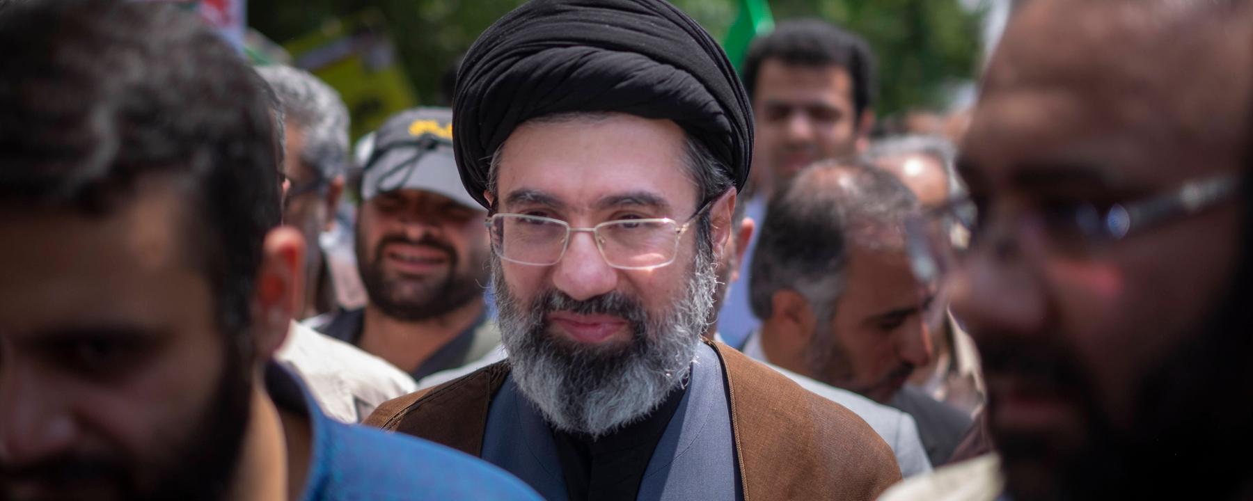 Modschtaba Chamenei, Sohn von Ali Chamenei, soll neues Staatsoberhaupt werden. Eine offizielle Bestätigung gibt es bisher nicht.