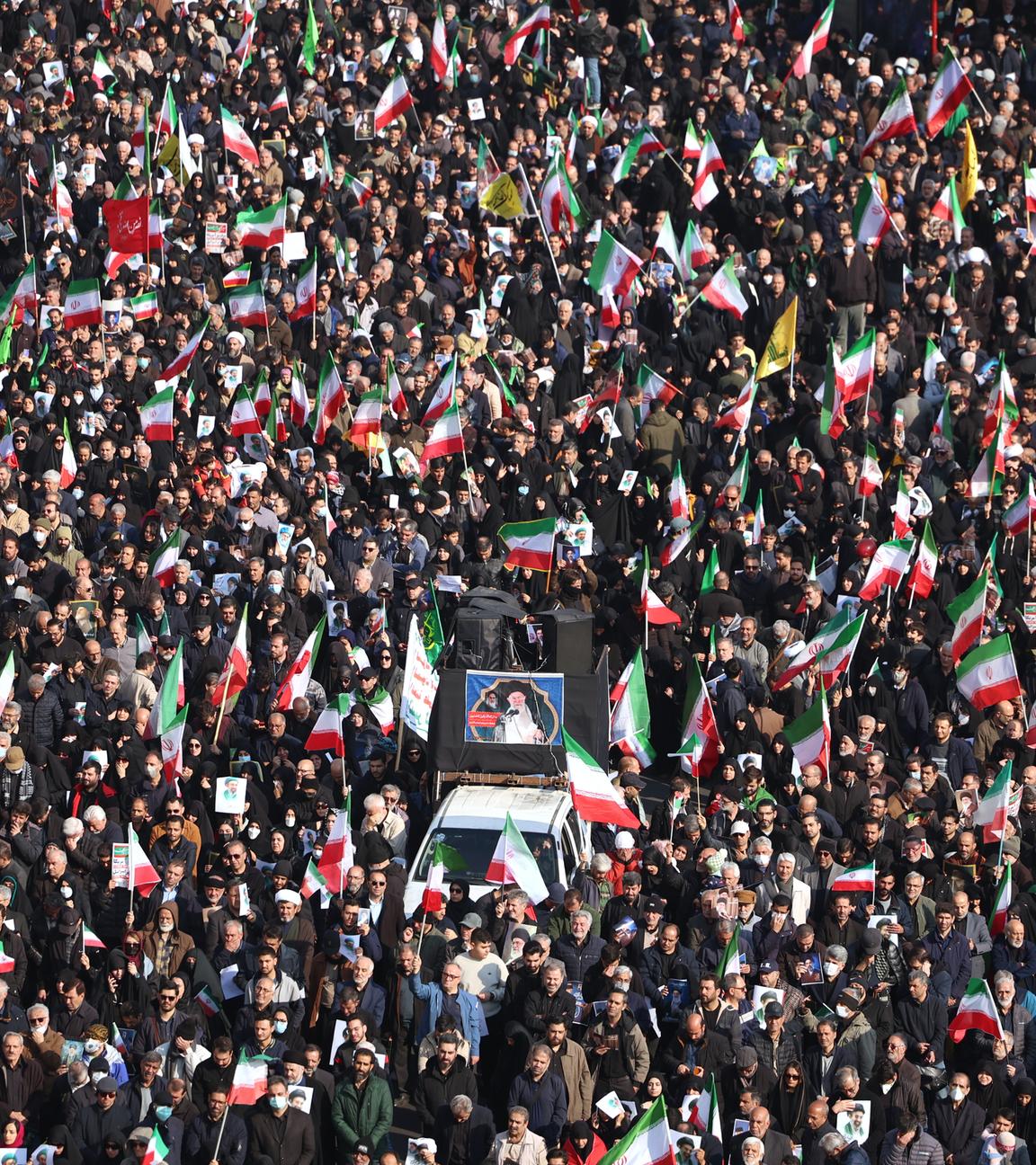 Menschen versammeln sich bei einer Kundgebung zur Unterstützung von Modschtaba Chamenei, dem offiziellen Nachfolger seines getöteten Vaters Ali Chamenei.