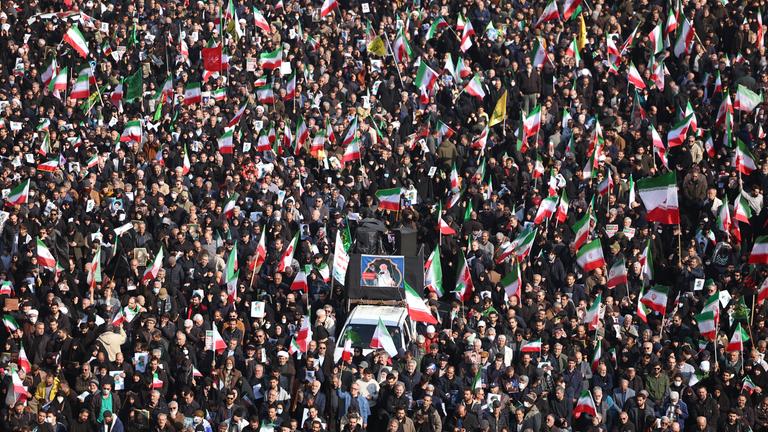 Menschen versammeln sich bei einer Kundgebung zur Unterstützung von Modschtaba Chamenei, dem offiziellen Nachfolger seines getöteten Vaters Ali Chamenei.