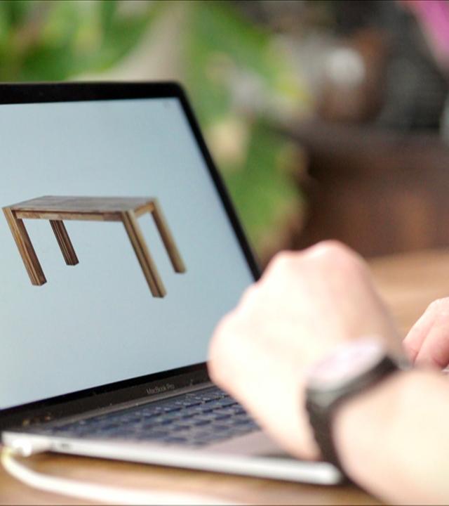 Seite auf einem Laptop zeigt einen Holztisch