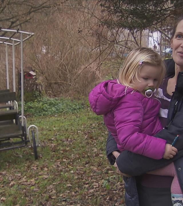 Daniela Tscharntke mit Tochter zeigt ihre alte Kutsche