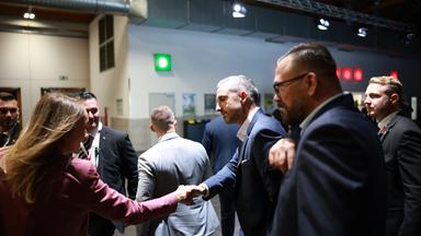 Ulrich Siegmund (3. von rechts), Spitzenkandidat der rechtsextremen Alternative für Deutschland (AfD) in Sachsen-Anhalt, und Claudia Wittig (links), Spitzenkandidatin des Bündnisses Sahra Wagenknecht (BSW), geben sich die Hand, als sie auf dem Messegelände in Magdeburg – nach der Bekanntgabe der Ergebnisse der Nachwahlbefragungen im Anschluss an die Landtagswahl in Sachsen-Anhalt – zwischen Fernsehinterviews aufeinandertreffen (6. September 2026).