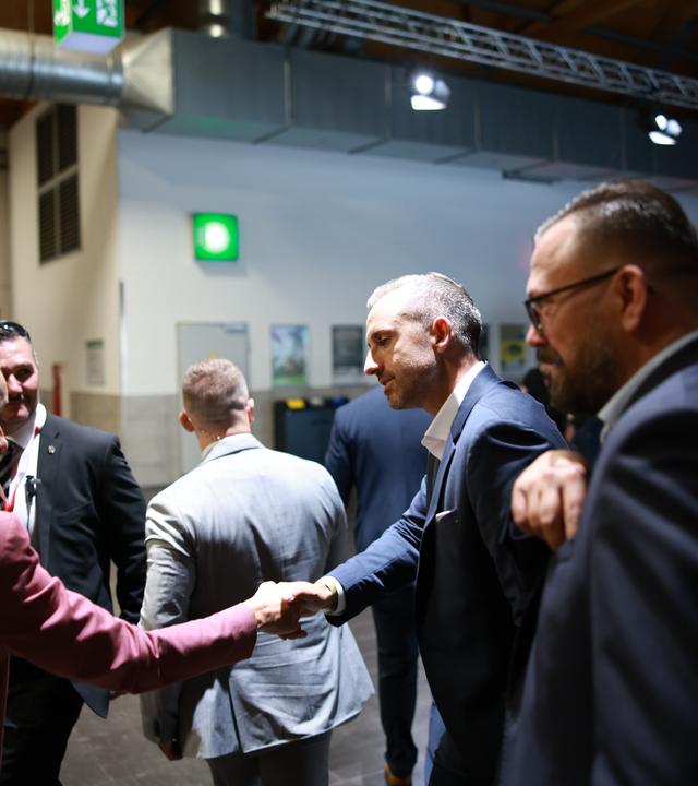 Ulrich Siegmund (3. von rechts), Spitzenkandidat der rechtsextremen Alternative für Deutschland (AfD) in Sachsen-Anhalt, und Claudia Wittig (links), Spitzenkandidatin des Bündnisses Sahra Wagenknecht (BSW), geben sich die Hand, als sie auf dem Messegelände in Magdeburg – nach der Bekanntgabe der Ergebnisse der Nachwahlbefragungen im Anschluss an die Landtagswahl in Sachsen-Anhalt – zwischen Fernsehinterviews aufeinandertreffen (6. September 2026).