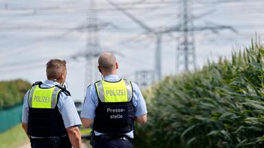 Die Polizei durchsucht die umliegenden Felder bei einem Umspannwerk nahe Bergheim bei Köln auf Spuren.