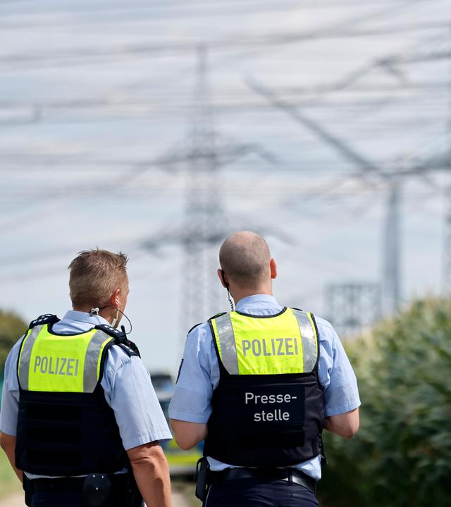Die Polizei durchsucht die umliegenden Felder bei einem Umspannwerk nahe Bergheim bei Köln auf Spuren.
