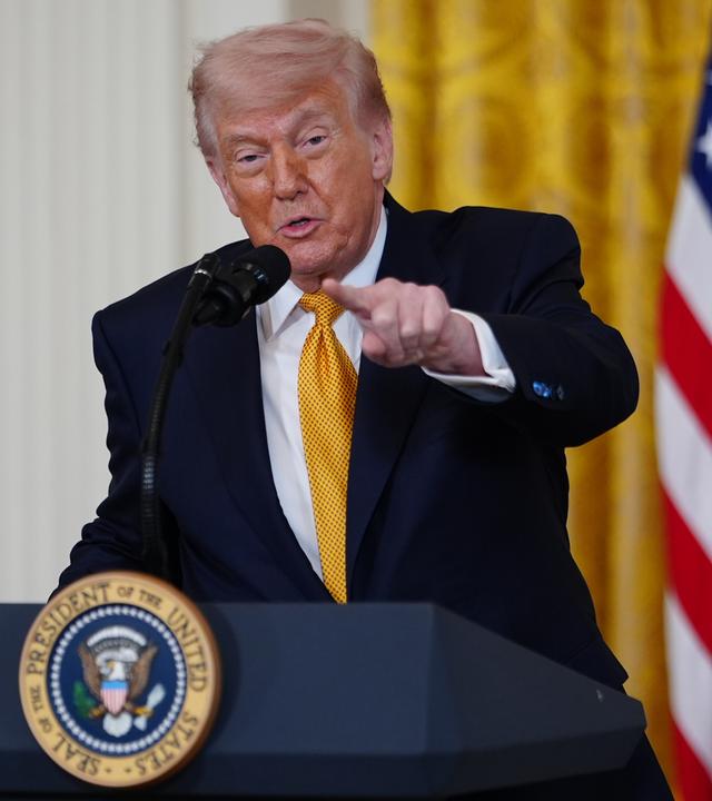 06.05.2026, USA, Washington: US-Präsident Donald Trump spricht während einer Muttertagsveranstaltung für Militärangehörige im East Room des Weißen Hauses in Washington.