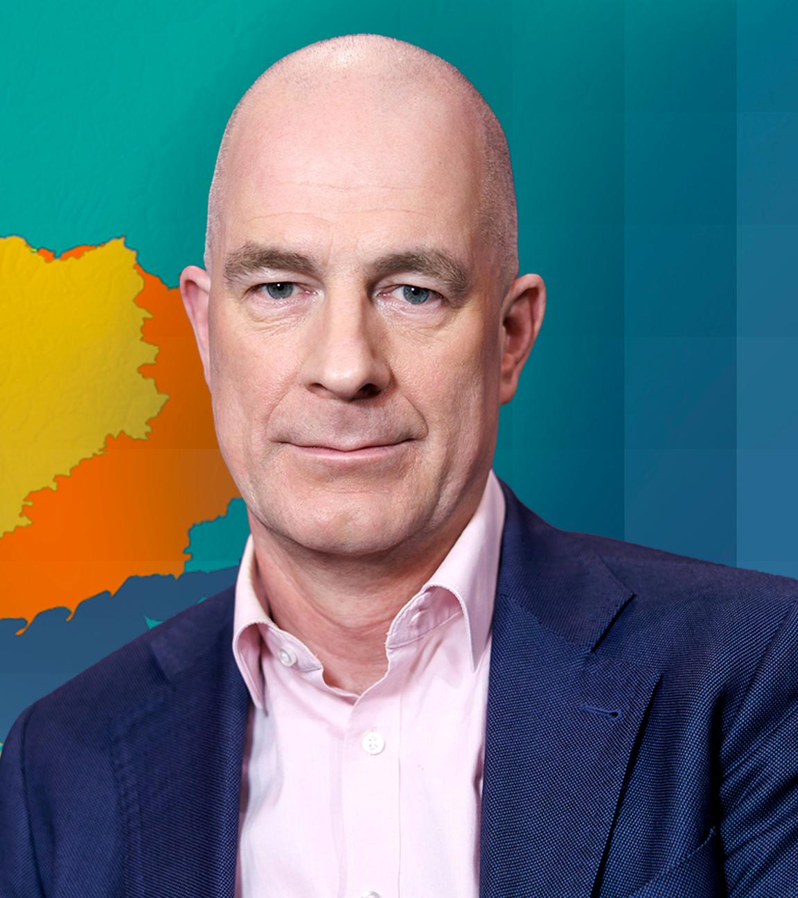 Christian Mölling in Hemd und Jacket vor Ukraine-Karte