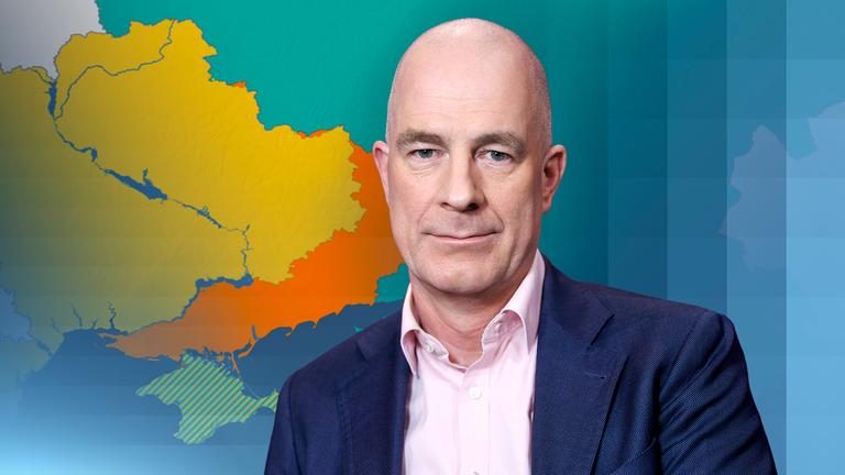 Christian Mölling in Hemd und Jacket vor Ukraine-Karte