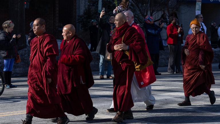 Seit mehreren Monaten sind rund 20 buddhistische Mönche auf einem "Marsch für den Frieden" durch die USA. 