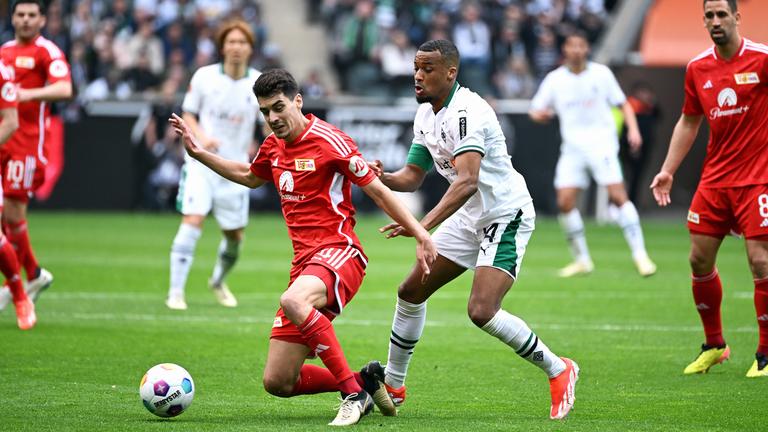 Diego Leite (FCU) und Alassane Plea (BMG) im Zweikampf.