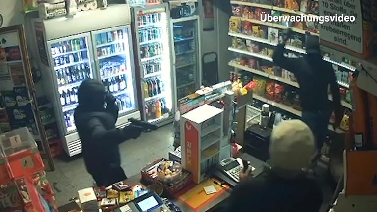 Überfall mit Machete: Beide Täter flüchtig