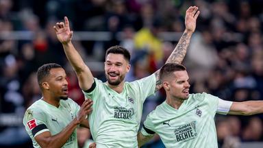 Gladbachs Alassane Plea (l-r), Gladbachs Torschütze Tim Kleindienst und Gladbachs Julian Weigl jubeln nach dem Tor zum 2:0. 