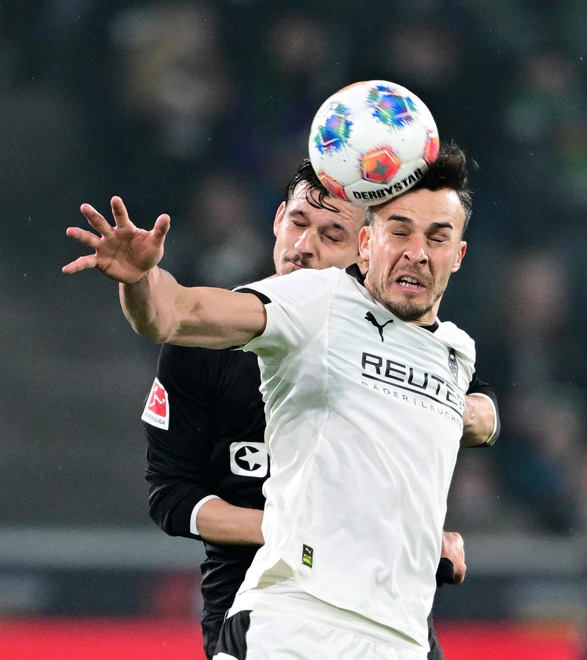 Adam Dzwigala (St. Pauli) und Haris Tabakovic (Gladbach) im Kopfballduell am 13.03.2026 in Mönchengladbach. 