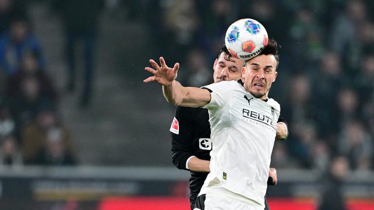 Adam Dzwigala (St. Pauli) und Haris Tabakovic (Gladbach) im Kopfballduell am 13.03.2026 in Mönchengladbach. 