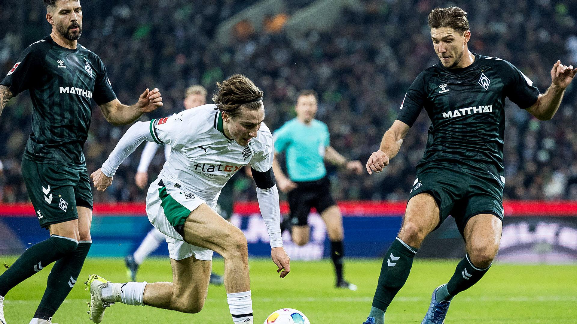 Zweikampf Anthony Jung (SV Werder Bremen, 3), Rocco Reitz (Borussia Mönchengladbach, 27), Niklas Stark (SV Werder Bremen, 4)