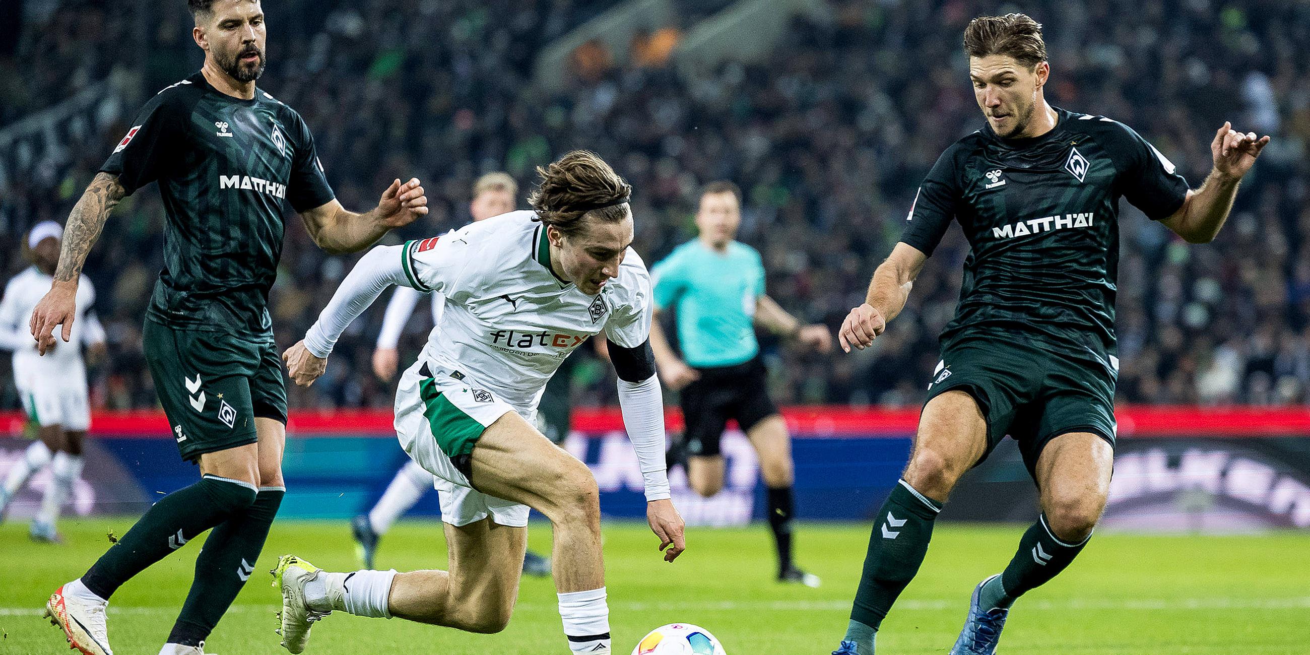 Zweikampf Anthony Jung (SV Werder Bremen, 3), Rocco Reitz (Borussia Mönchengladbach, 27), Niklas Stark (SV Werder Bremen, 4)