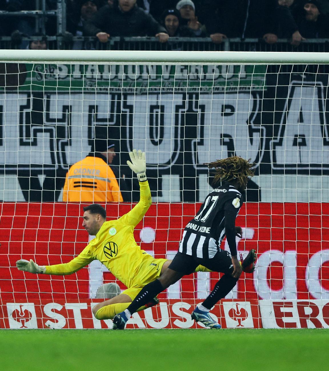Moenchengladbach's Manu Kone schießt das 1:0.