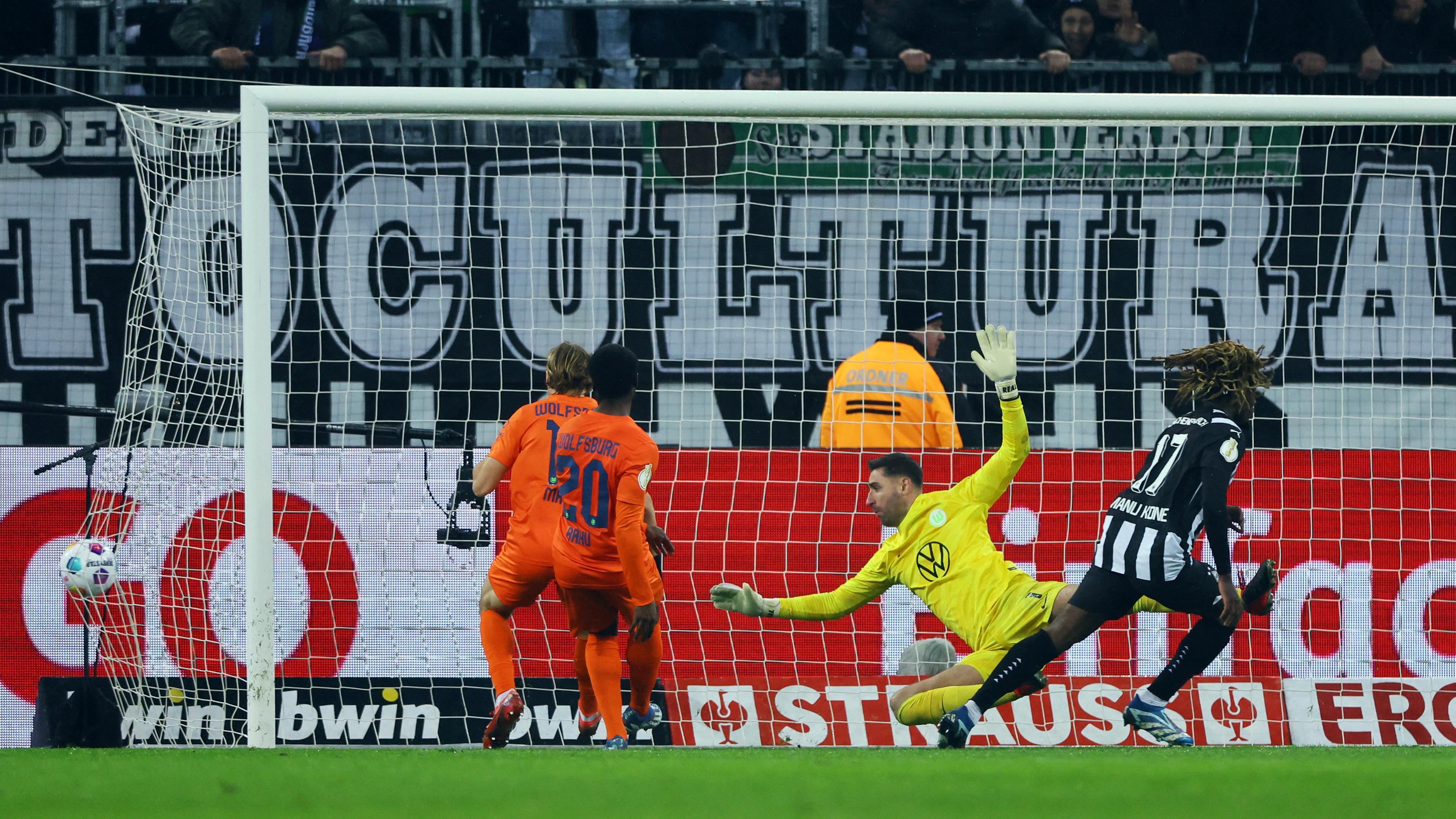 Moenchengladbach's Manu Kone schießt das 1:0.