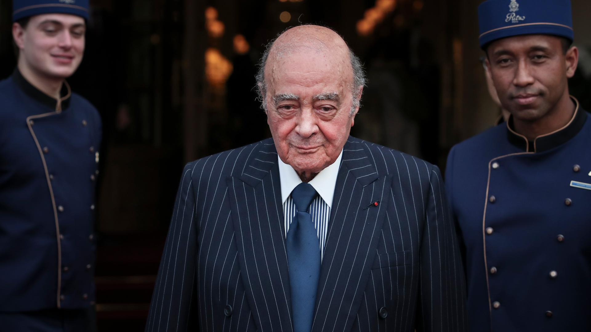 Mohamed Al-Fayed und Angestellte seines Hotels in Paris.