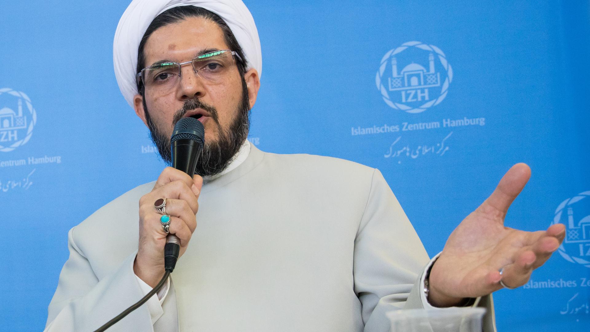 Hamburg: Der schiitische Geistliche Mohammad Hadi Mofatteh, Leiter des inzwischen verbotenen Islamischen Zentrums Hamburg (IZH), bei einer Pressekonferenz im IZH. Archivbild