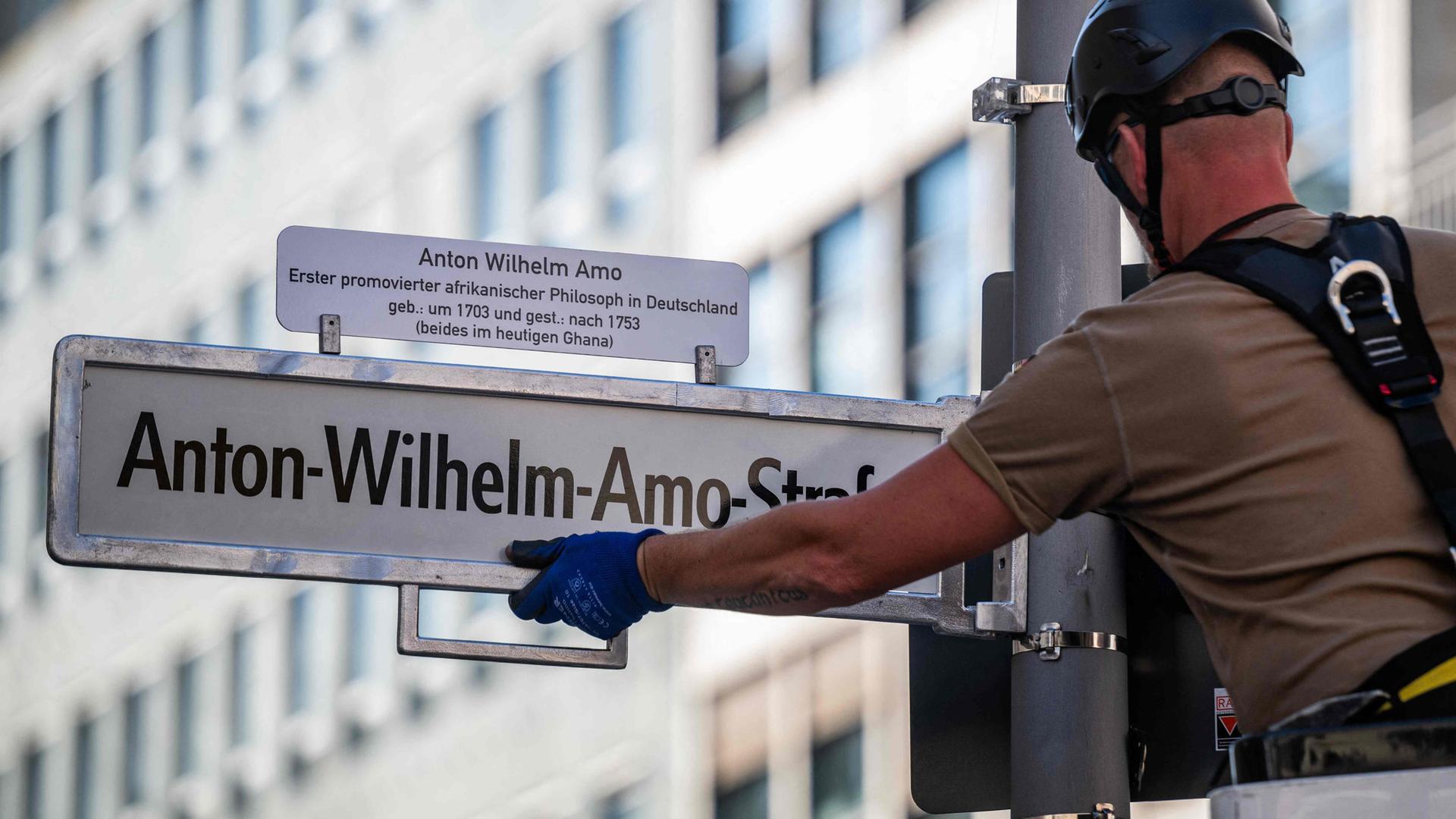 Ein Arbeiter ersetzt das Straßenschild der Mohrenstraße durch eines mit neuer Aufschrift. Ab dem 23. August 2025 heißt die frühere Mohrenstraße nun „Anton-Wilhelm-Amo-Straße“, benannt nach einem Philosophen mit afrikanischen Wurzeln.