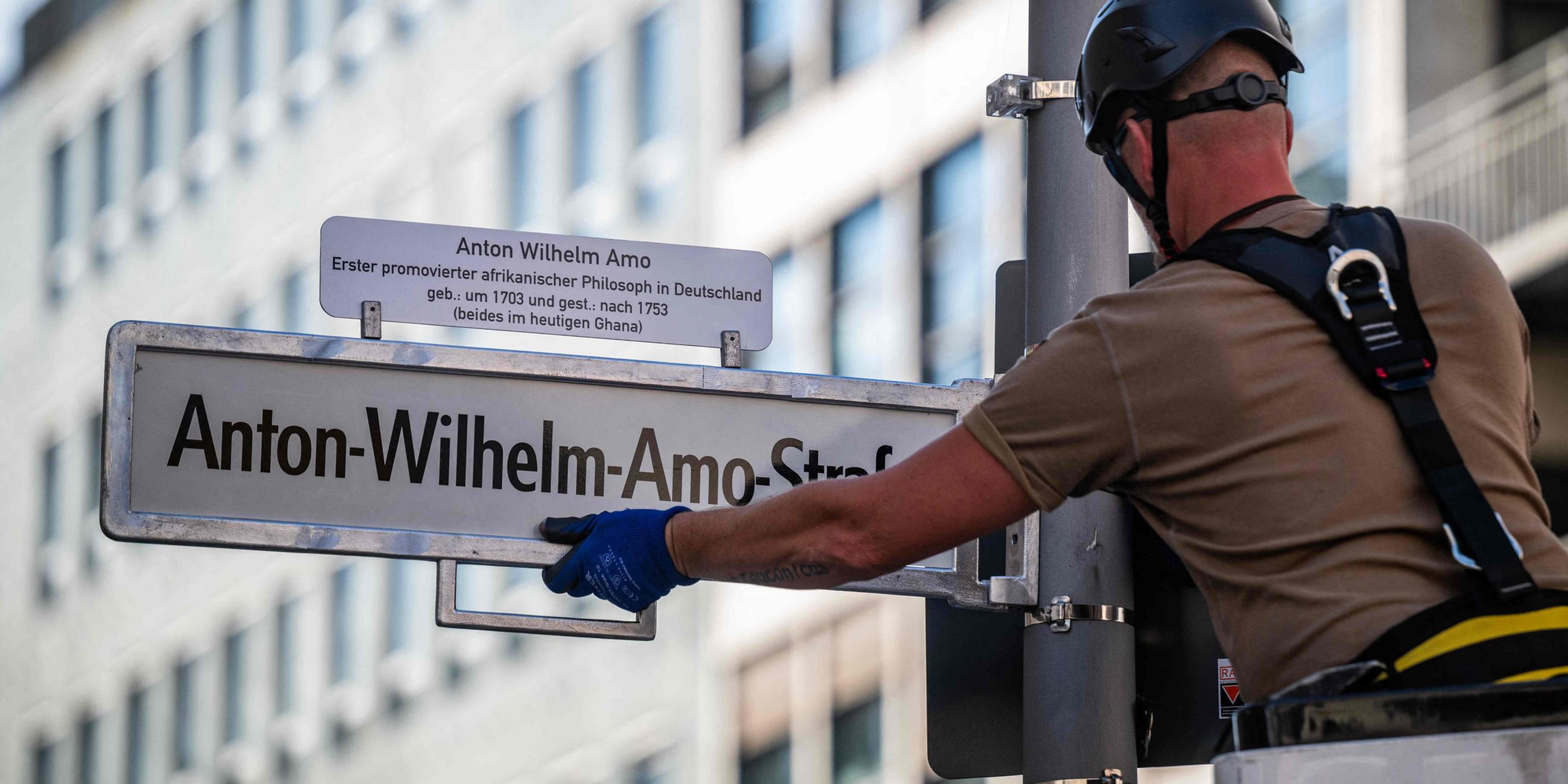Ein Arbeiter ersetzt das Straßenschild der Mohrenstraße durch eines mit neuer Aufschrift. Ab dem 23. August 2025 heißt die frühere Mohrenstraße nun „Anton-Wilhelm-Amo-Straße“, benannt nach einem Philosophen mit afrikanischen Wurzeln.
