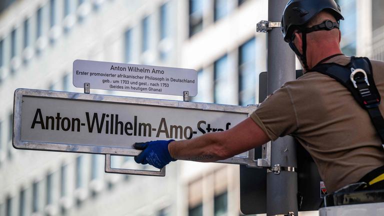 Ein Arbeiter ersetzt das Straßenschild der Mohrenstraße durch eines mit neuer Aufschrift. Ab dem 23. August 2025 heißt die frühere Mohrenstraße nun „Anton-Wilhelm-Amo-Straße“, benannt nach einem Philosophen mit afrikanischen Wurzeln.