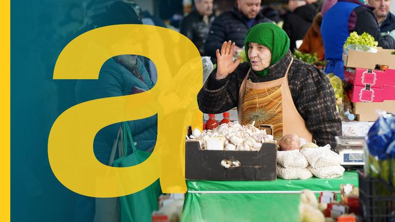 Frau hinter ihrem Marktstand