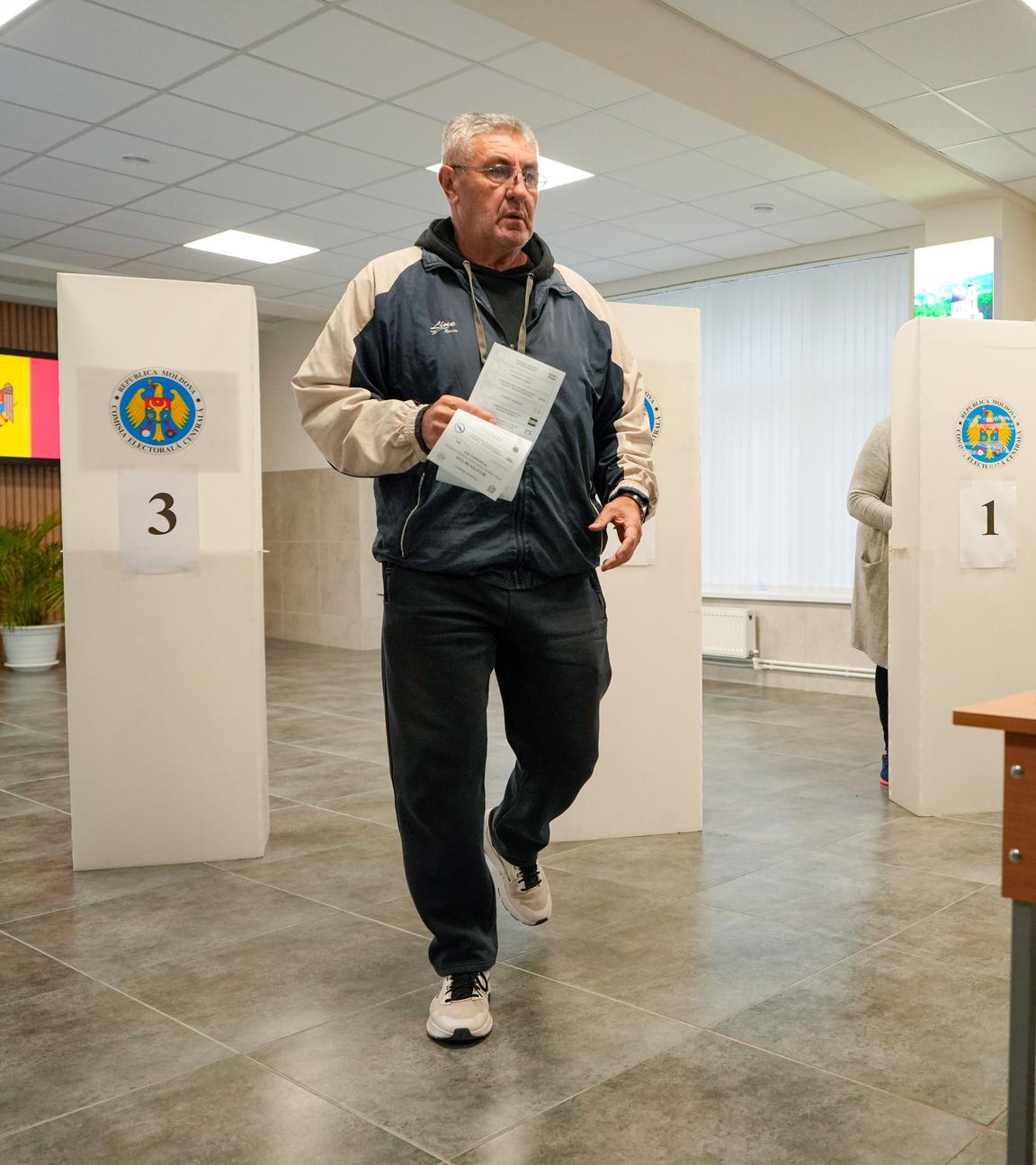 Ein Mann bereitet sich in einem Wahllokal in Chisinau darauf vor, seine Stimme bei der Parlamentswahl am Sonntag abzugeben