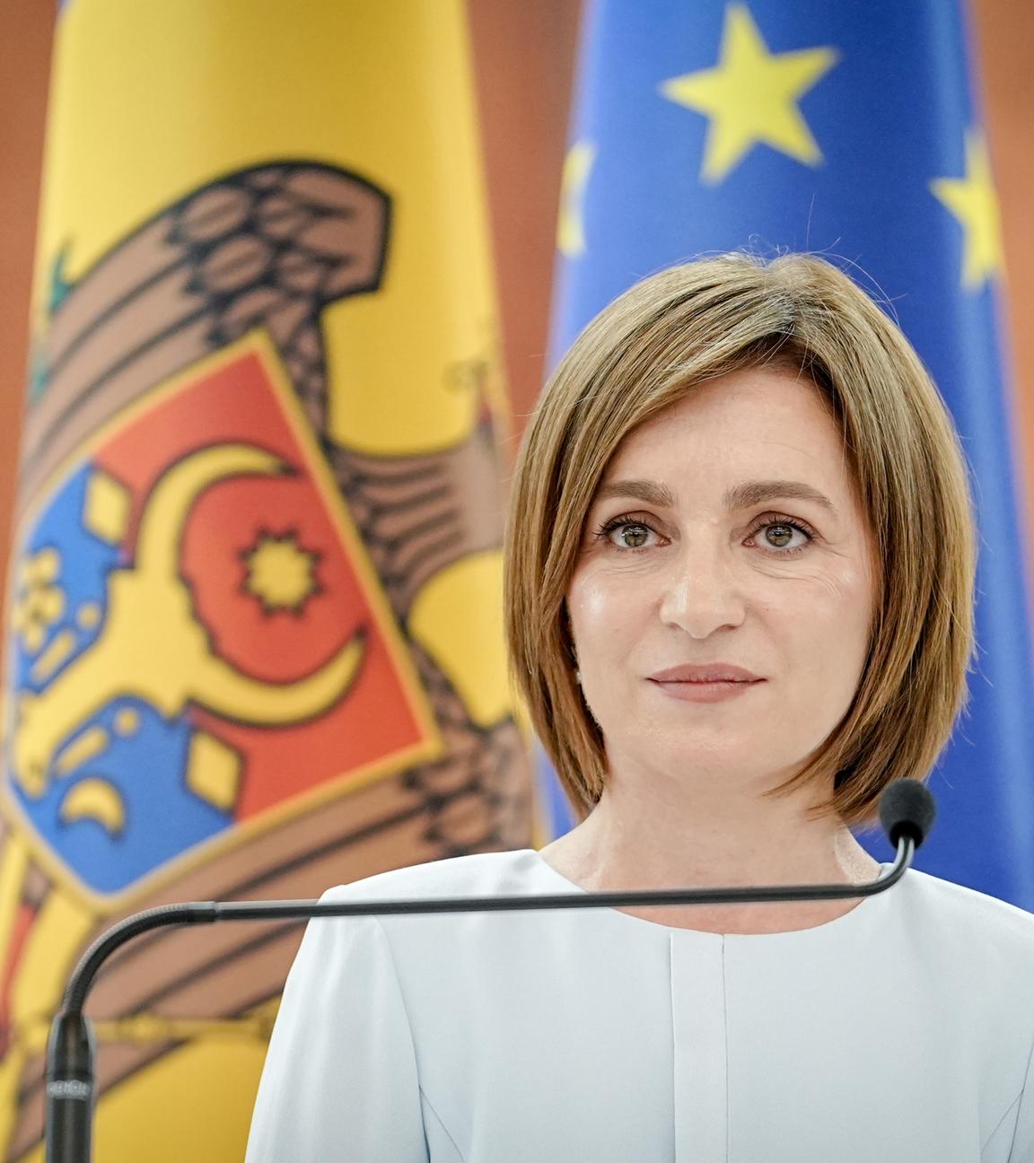 Die Präsidentin von Moldau Maia Sandu. Im Hintergund stehen die Flaggen von Moldau und der EU