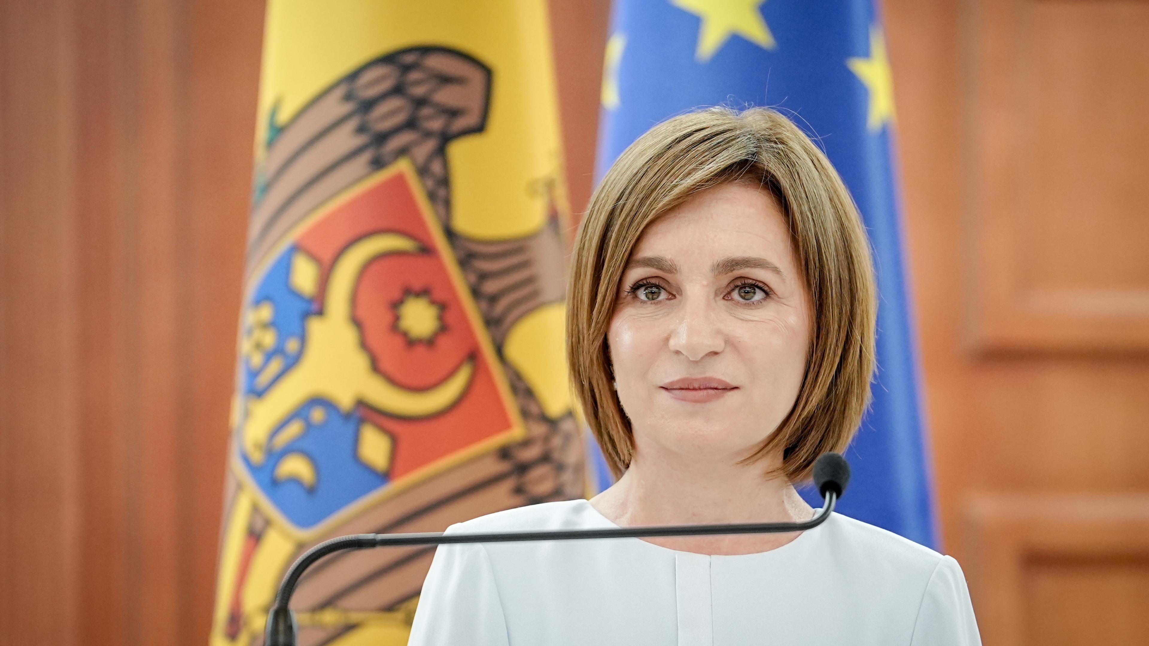 Die Präsidentin von Moldau Maia Sandu. Im Hintergund stehen die Flaggen von Moldau und der EU