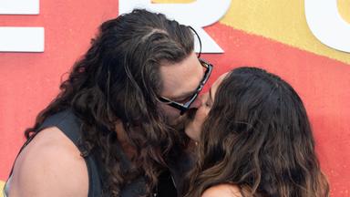 Jason Momoa legt familiären Auftritt hin