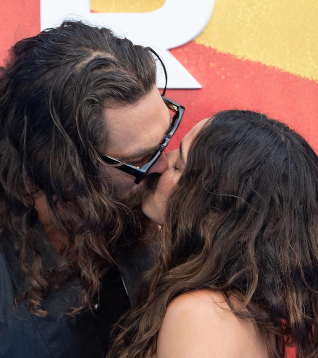 Jason Momoa legt familiären Auftritt hin