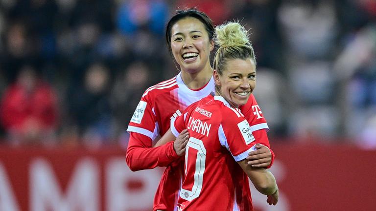 Fußballerinnen Momoko Tanakinawa und Linda Dallmann von FC Bayern München freuen sich über das Tor zum 1:0 gegen den 1. FC Union Berlin am 07.11.2025.