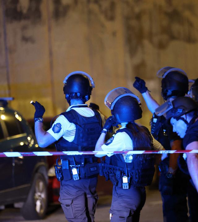 Polizisten aus Monaco patrouillieren in der Nähe des Ortes einer Explosion in einem Wohnhaus in Monaco, nahe der französischen Grenze.