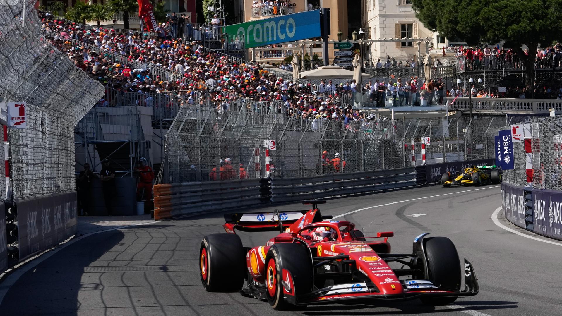 Ferrari-Pilot Charles Leclerc aus Monaco steuert sein Auto während des Formel-1-Rennens zum Großen Preis von Monaco auf der Rennstrecke in Monaco.