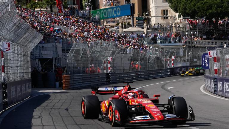 Ferrari-Pilot Charles Leclerc aus Monaco steuert sein Auto während des Formel-1-Rennens zum Großen Preis von Monaco auf der Rennstrecke in Monaco.