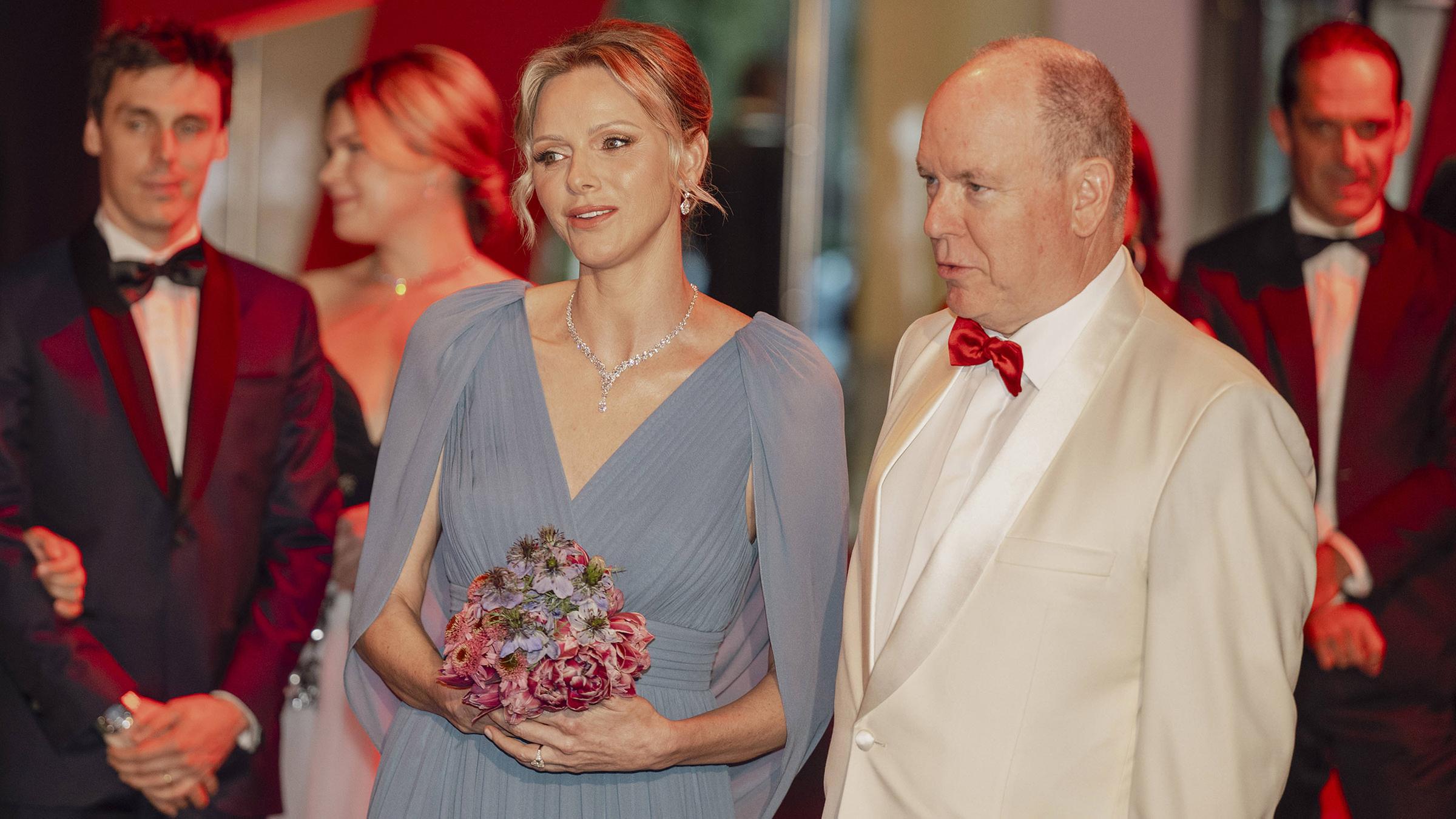 Fürst Albert und seiner Frau Charlene haben beim diesjährigen Rotkreuzball in Monaco auch viele Prominente begrüßt. Darunter Brigitte Nielsen, Billy Idol und Shrirley Bassey. (14.07.2025)