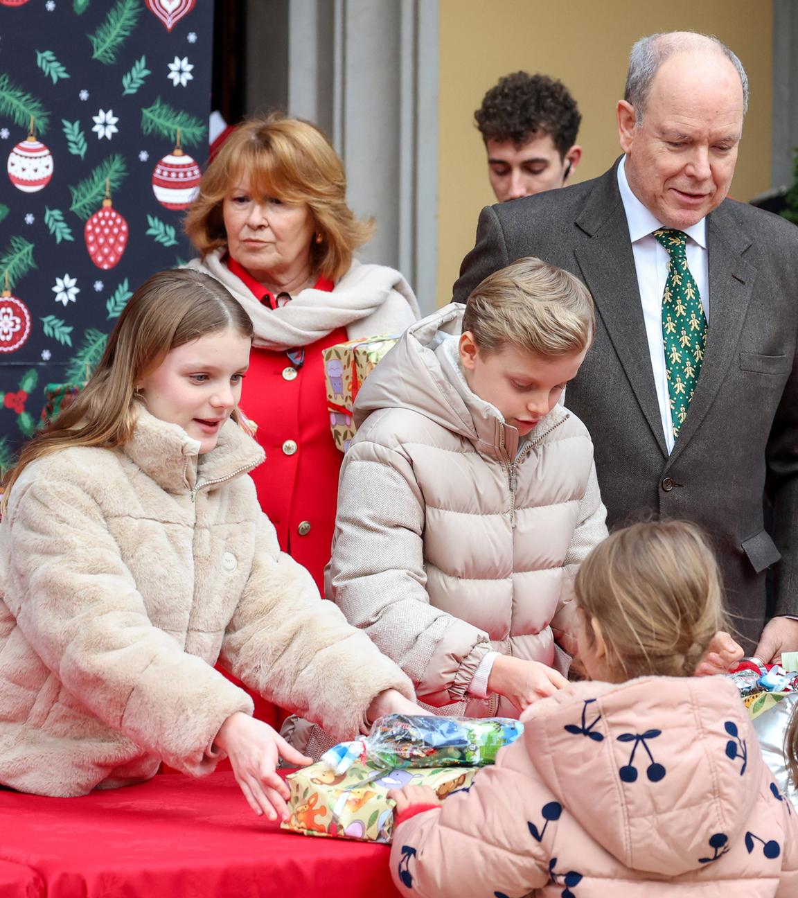 Monegassische Fürstenfamilie beschenkt Kinder