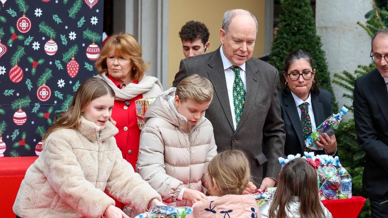 Monegassische Fürstenfamilie beschenkt Kinder