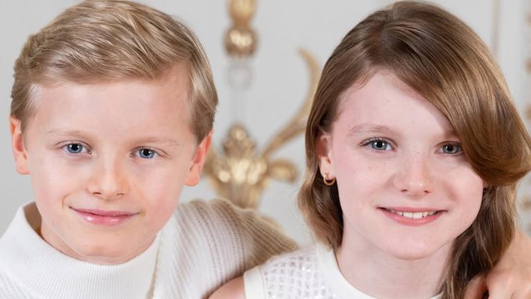 Prinz Jacques und Prinzessin Gabriella feiern ihren Geburtstag. Aus diesem Anlass veröffentlichte der monegassische Fürstenpalast neue Fotos. Die Geschwister strahlen Arm in Arm. (10.12.2025)