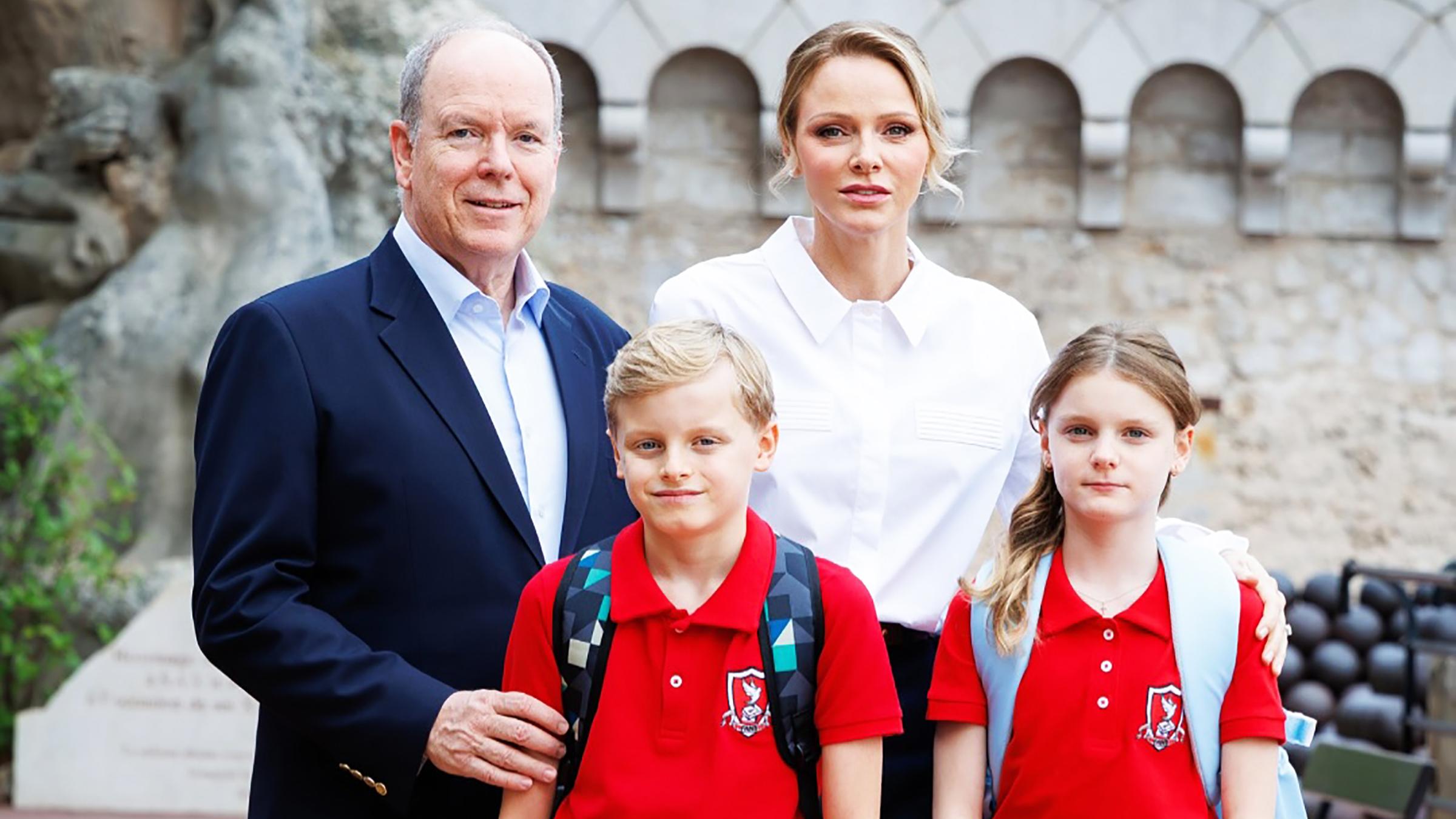 Die Monaco-Zwillinge Gabriella und Jacques kurz vor ihrem Start in das neue Schuljahr. Hinter ihnen stehen ihre Eltern Prinzessin Charlene und Prinz Albert.