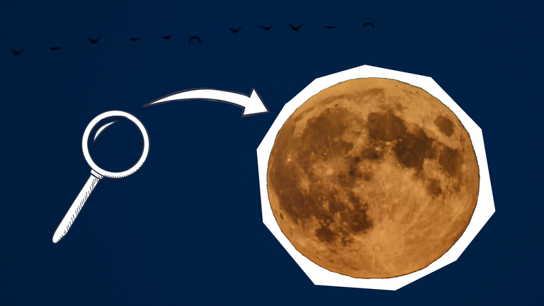 Der Mond und eine Lupe