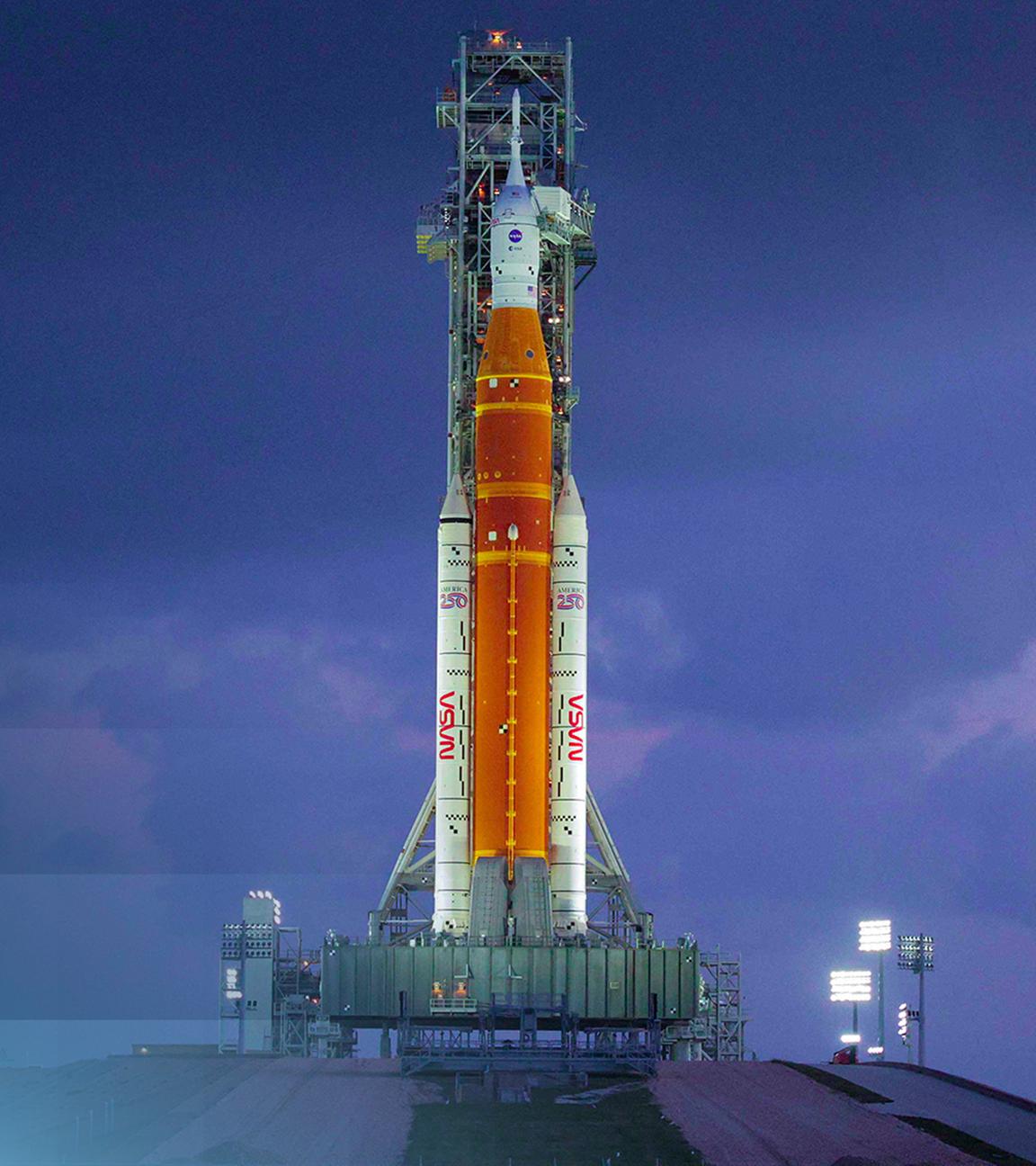 Die Rakete der Mission Artemis 2 vor dem Start stehend