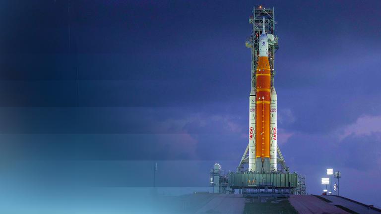 Die Rakete der Mission Artemis 2 vor dem Start stehend